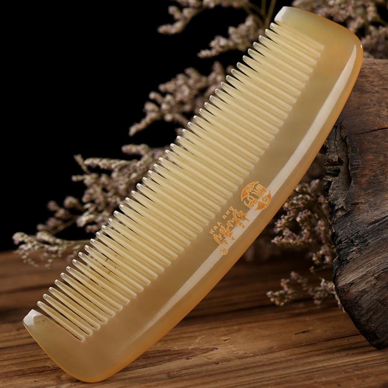 方便打理毛躁头发的梳子,梳子沾满头发