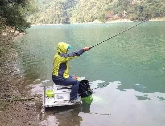 解决小鱼闹窝的最好办法,钓鱼总是有小鱼闹窝怎么解决