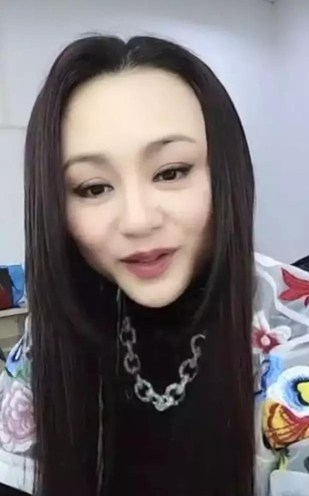 天啊，童年女神脸尖到不敢认，这是老了还是整容？