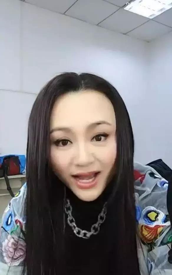 天啊，童年女神脸尖到不敢认，这是老了还是整容？