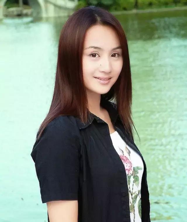 天啊，童年女神脸尖到不敢认，这是老了还是整容？