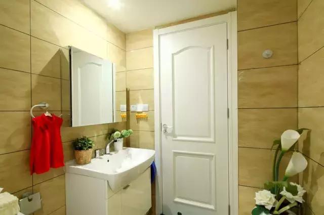 卫生间玻璃隔断平开门和推拉门,卫生间安装推拉门还要做挡水条吗