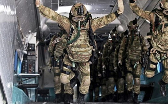 伞兵跳伞后直升机怎么处理,战争中伞兵着陆后降落伞怎么处理