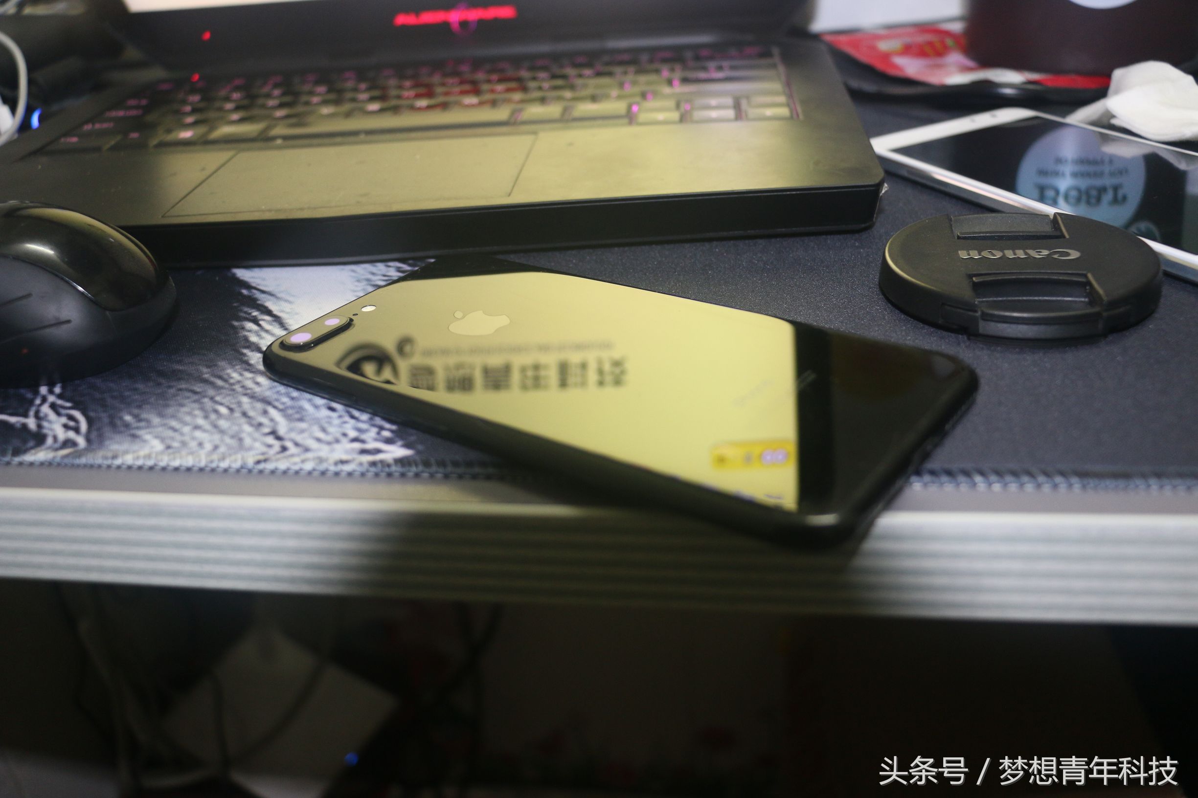 iphone7亮黑后背氧化,iphone7亮黑小斑点