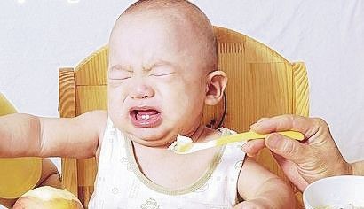 宝宝吃东西总是不吃完留一点,宝宝吃东西不嚼然后会干呕