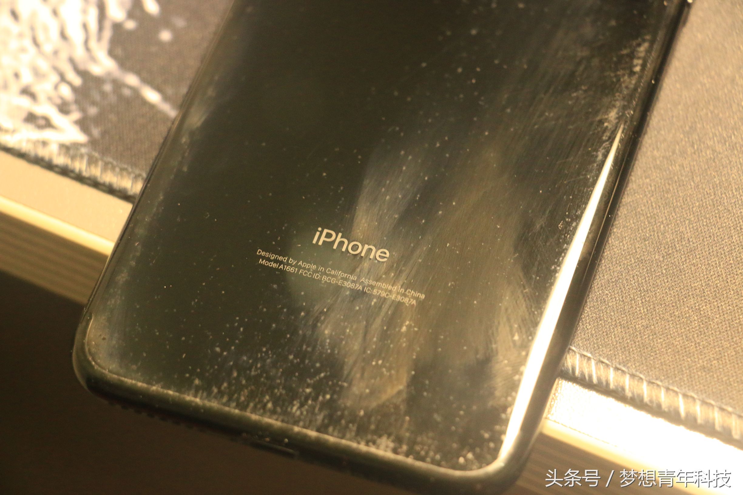 iphone7亮黑后背氧化,iphone7亮黑小斑点