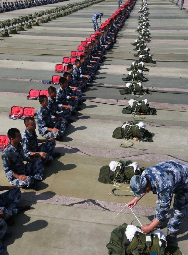 伞兵跳伞后直升机怎么处理,战争中伞兵着陆后降落伞怎么处理