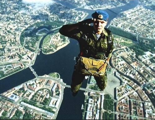 伞兵跳伞后直升机怎么处理,战争中伞兵着陆后降落伞怎么处理