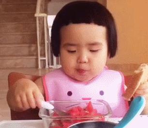 宝宝吃东西总是不吃完留一点,宝宝吃东西不嚼然后会干呕