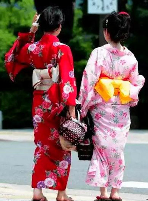 日本女兵的包包里装的是什么,日本女兵为什么要背个包