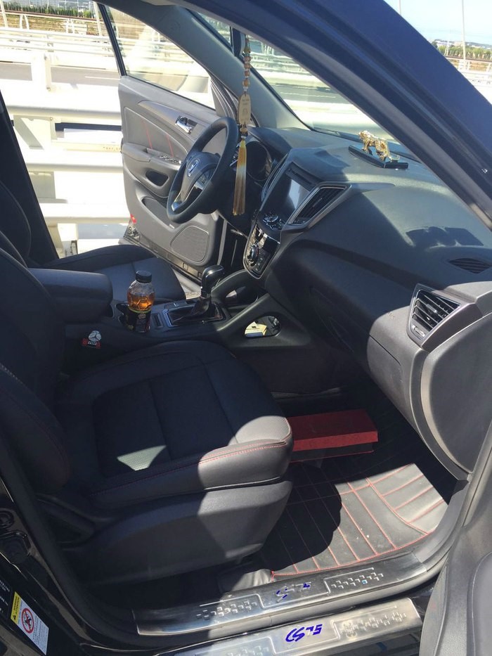 新款长安cs751.8t提车作业,长安cs751.4t豪华版用车成本参考