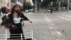 地铁惊现“大力神”，小伙子你前途无量啊