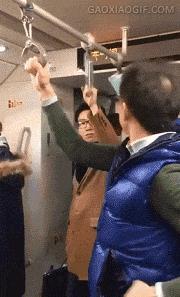 地铁惊现“大力神”，小伙子你前途无量啊