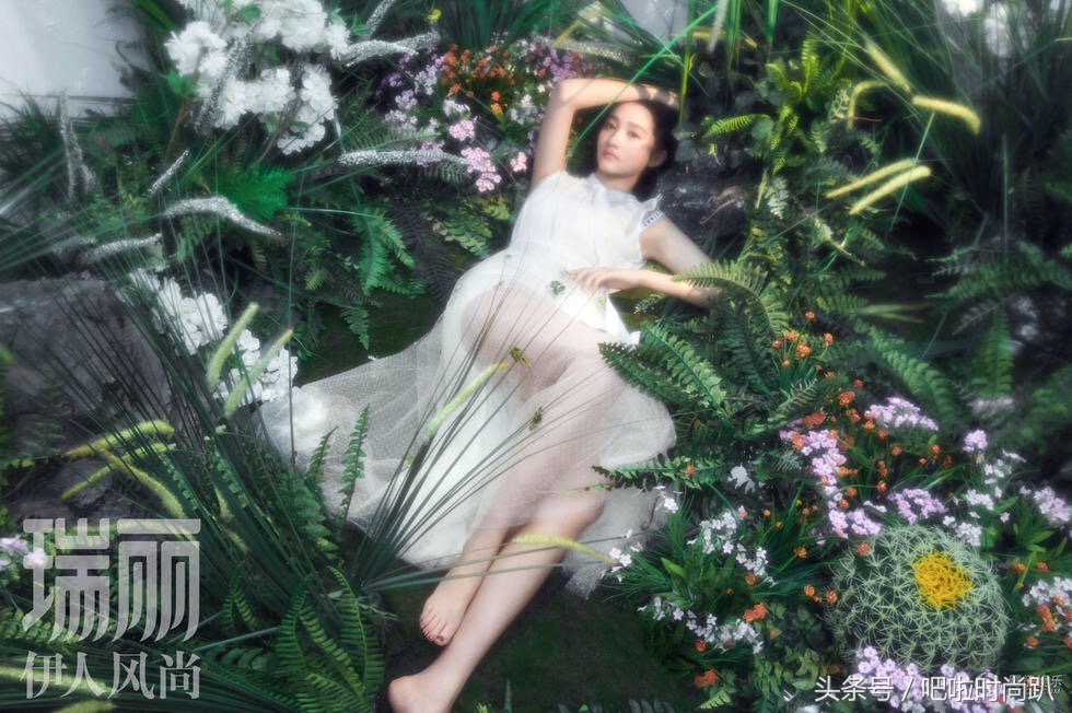 关晓彤和谁撞衫,关晓彤刘亦菲穿纱裙