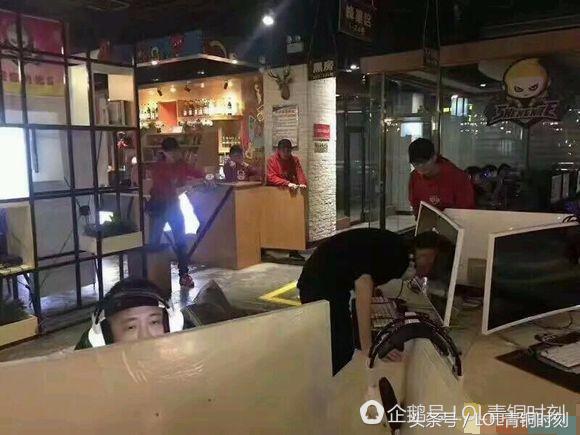 在网吧把显示屏砸了咋办,网吧一小伙头撞显示器