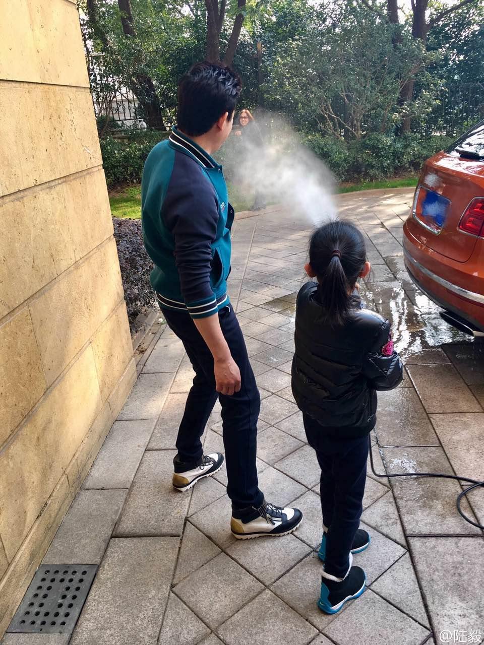 网友说陈乔恩的蟑螂死得贵气，不过陆毅能买豪车却出不起洗车钱？