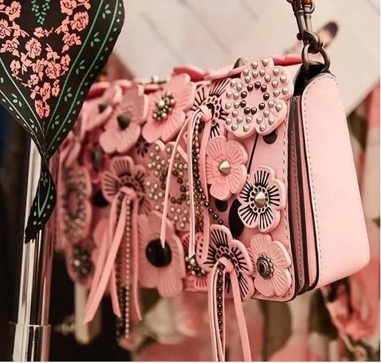 mk和蔻驰品牌属于什么档次,mk和蔻驰新款