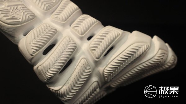 你从不关注的鞋底花纹，却成了乔丹科比封神的“秘密”