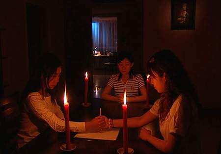 三个大学生玩招灵游戏“笔仙”结果竟惹来这么疯狂的报复！