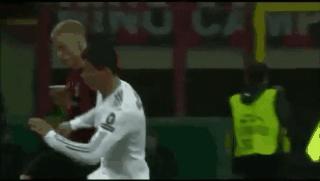 足球搞笑gif门将,足球过人搞笑集锦gif