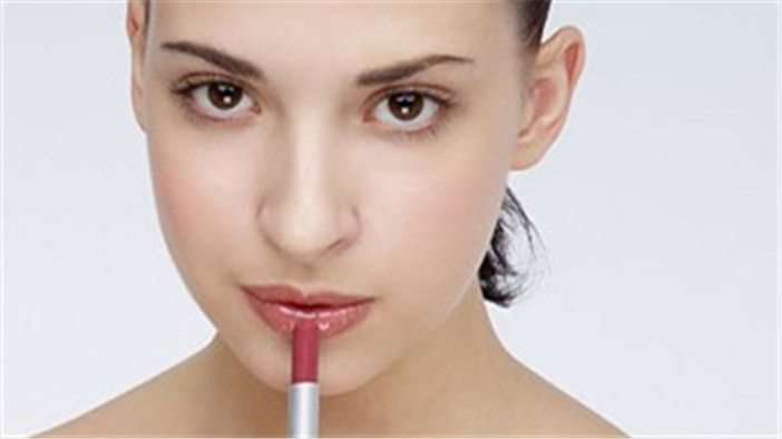 涂口红后嘴唇干燥起皮怎么办,为什么贵的口红用不会起皮