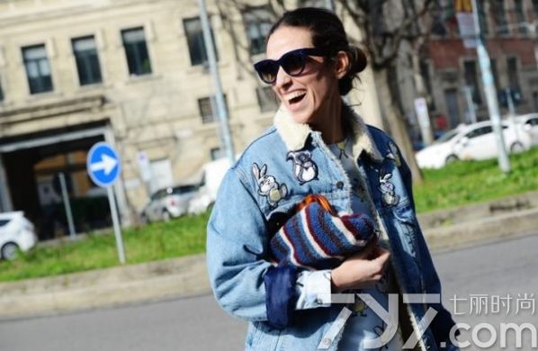 牛仔外套可以用洗衣机洗吗,牛仔外套缩水了怎么恢复原状