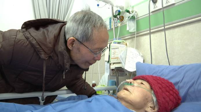老教师深情呼唤，昏迷数月老伴奇迹苏醒