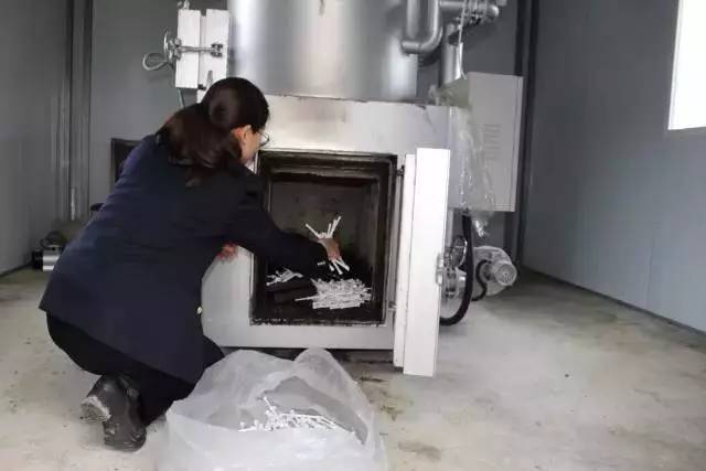 这批韩国崴货在贵阳被烧毁事关很多人的健康