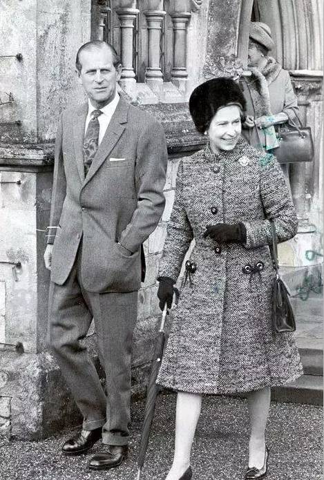 英国女王背双肩包,英国女王专宠乔治王子