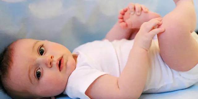 大便稀有泡沫大便次数多恶臭,2个月宝宝大便稀有泡沫