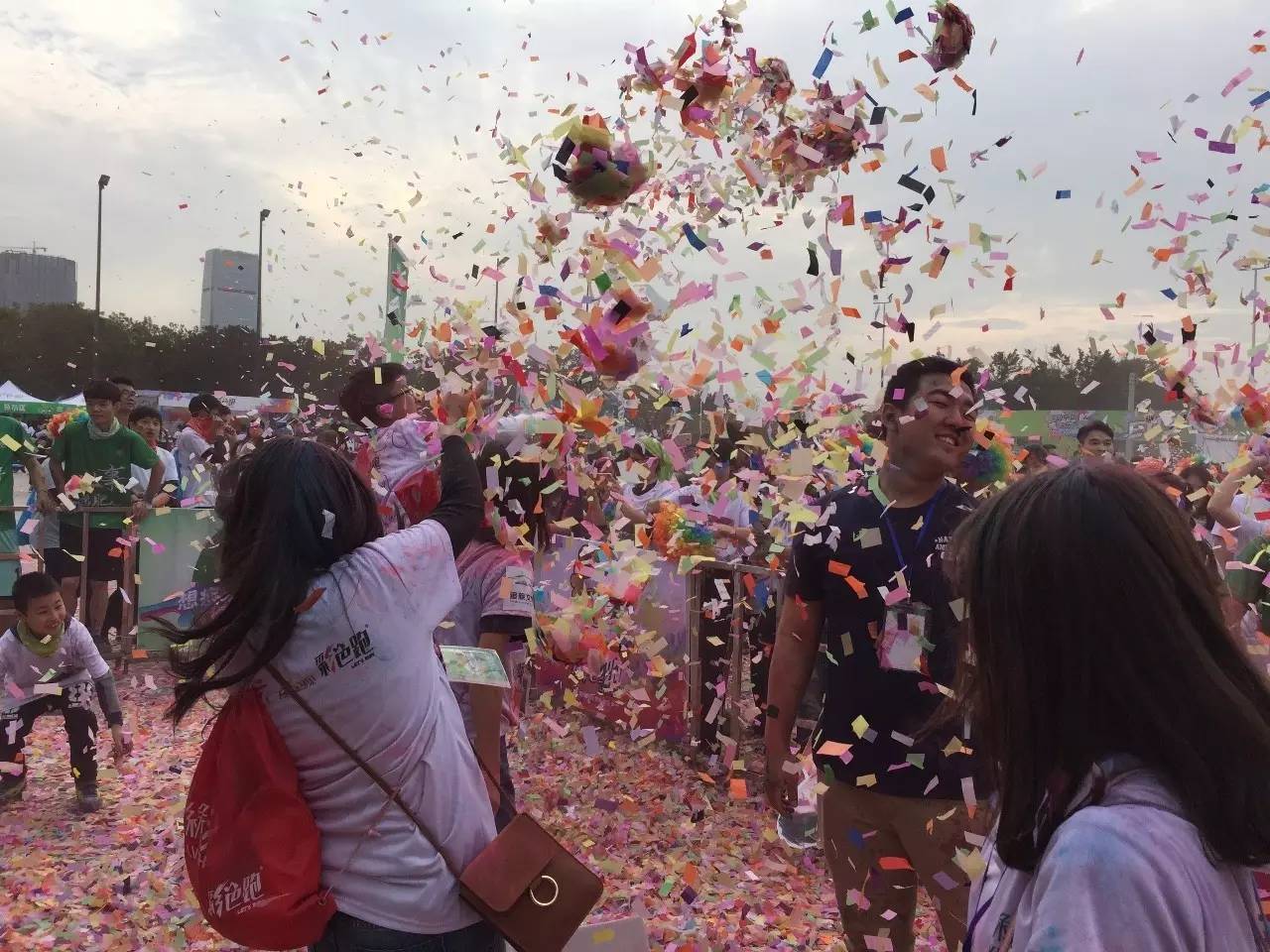 年轻就要这样疯！彩色跑广州站场面火爆，盛况空前！