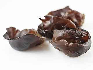 怎样鉴别黑木耳有无加了硫酸镁,怎么知道用硫酸镁浸泡的黑木耳