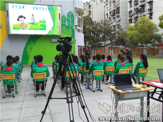 学校防暴演练学生拿刀砍人,小学砍人演练