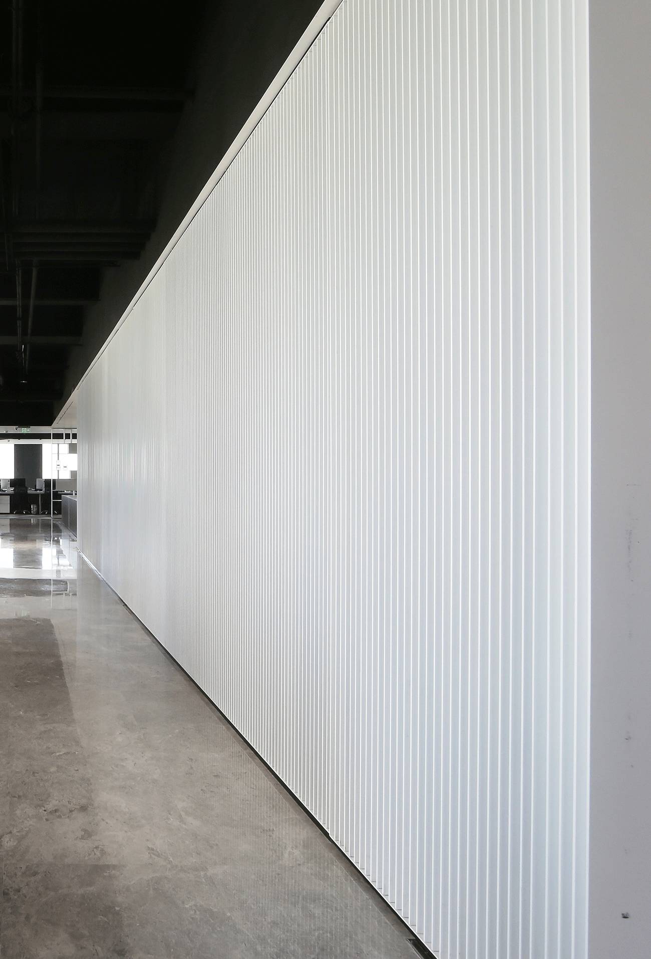 一个年轻潮服品牌的办公空间却选了素白当主打色？「设计联·1584期」