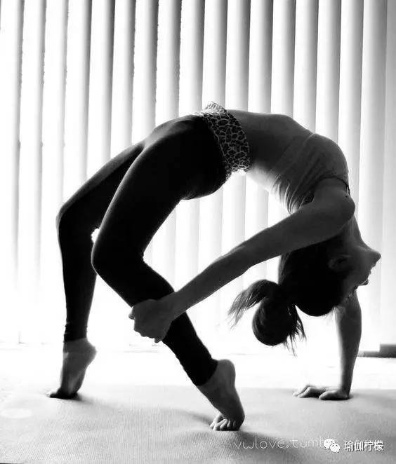 练完瑜伽浑身热脚冰凉怎么回事,做瑜伽时手脚出汗厉害啥原因