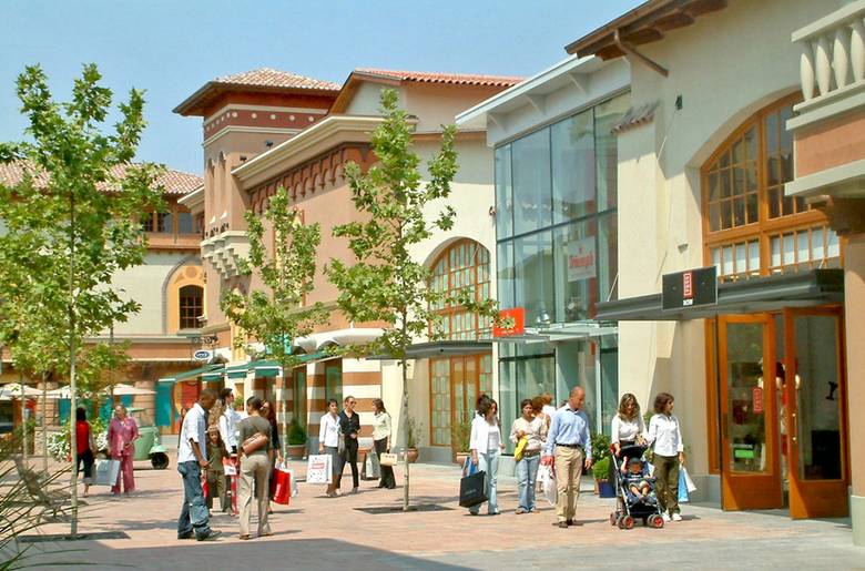 英国伦敦奥特莱斯 (伦敦奥特莱斯一片欢腾)