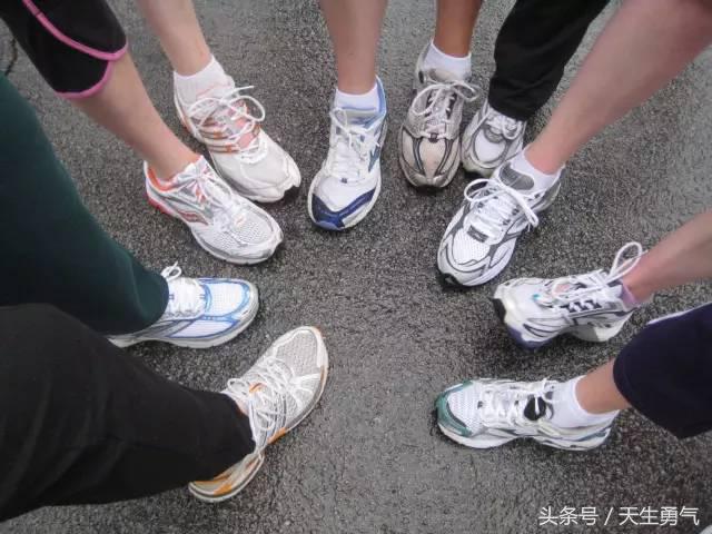 跑鞋买偏大还是偏小比较好,跑鞋一般买大一码好还是刚刚好