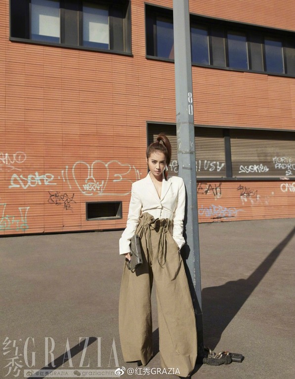 恶毒美媒体抓住伊凡卡川普的大屁股说事，怪只怪4千块的牛仔宽裤