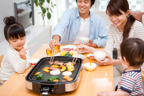 孩子吃饭来回跑如何正确引导,孩子吃饭时总要到处跑怎么办