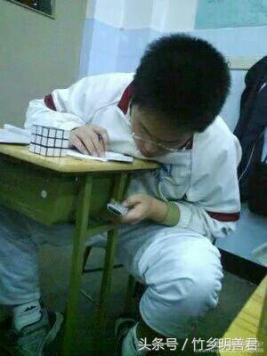 学生上课玩手机学校一般怎么处理,学生上课玩手机不可弥补的错误