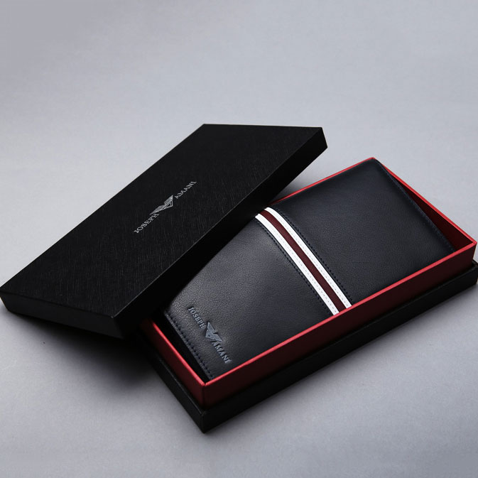 送他一款钱包，悄悄贴上你们的合照