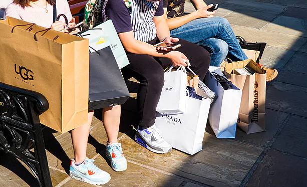 英国伦敦奥特莱斯 (伦敦奥特莱斯一片欢腾)