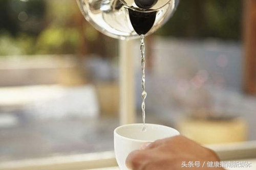 掏耳朵嗓子痒想咳嗽,掏耳朵喉咙痒咳嗽怎么回事