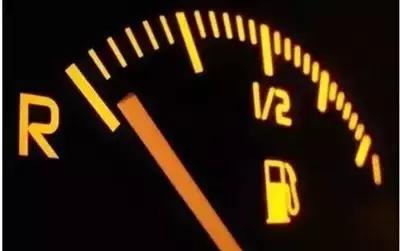 汽车在路上没油了怎么办,汽车快没油了会出现怎样的图案