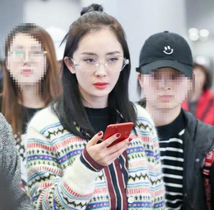 别瞎想：不是嘴歪是没有画好唇线！我赶紧照了下镜子