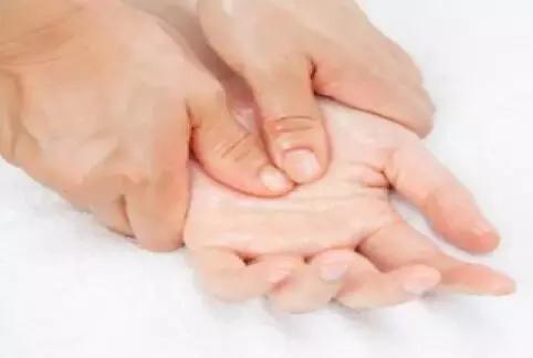 宝宝脾虚消化不良积食的推拿视频,婴儿消化不良拉奶瓣怎么调理推拿