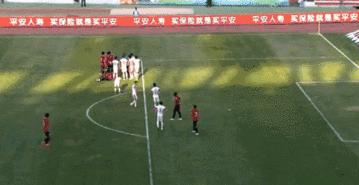 足球搞笑GIF（7）：我跟你讲，你下次再这样子进球会被打的