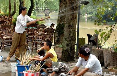 三秒做个最简单的竹子水枪,童年水枪做玩具