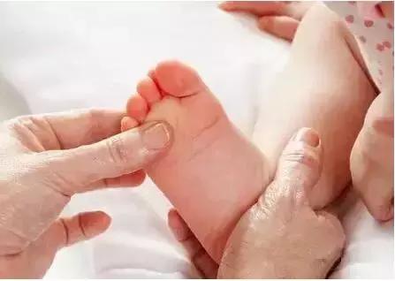 宝宝脾虚消化不良积食的推拿视频,婴儿消化不良拉奶瓣怎么调理推拿