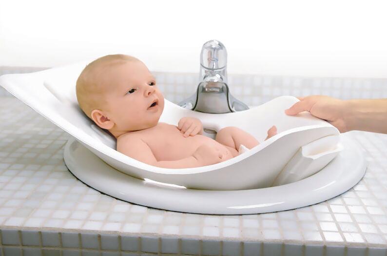 怎样给宝宝洗澡宝宝才不会哭闹,如何给宝宝洗澡才不会感冒